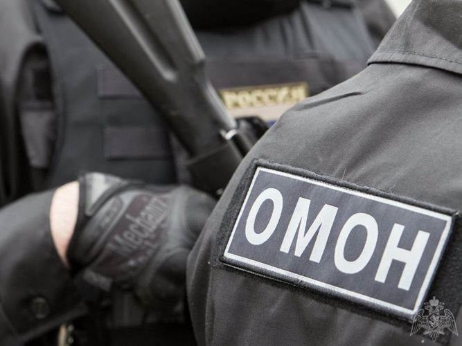 Сотрудниками ОМОН и полицейскими задержаны подозреваемые в краже древесины в Первомайском районе