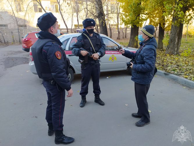 В Барнауле журналист региональной газеты заступил на дежурство с экипажем Росгвардии