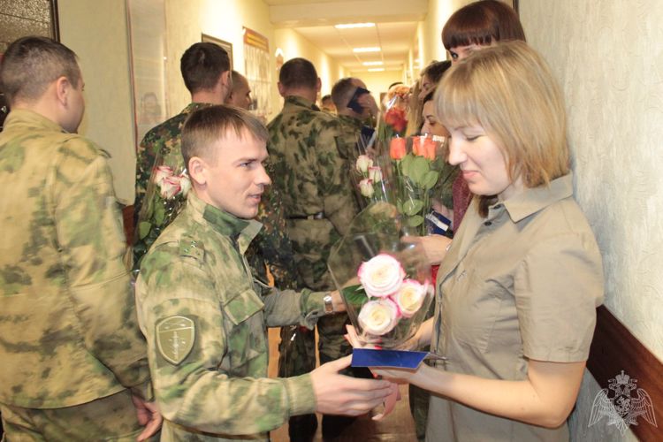 Сотрудники и военнослужащие подразделений территориального управления Росгвардии по Алтайскому краю принимают участие в торжественных мероприятиях, приуроченных к Международному женскому дню