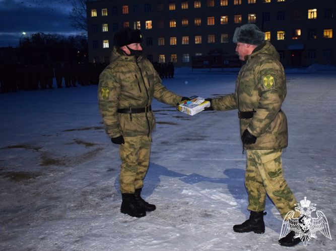 Лучшим военнослужащим Росгвардии вручили ценные подарки