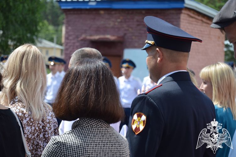 Росгвардейцы поздравили выпускников Алтайской летной школы с завершением обучения