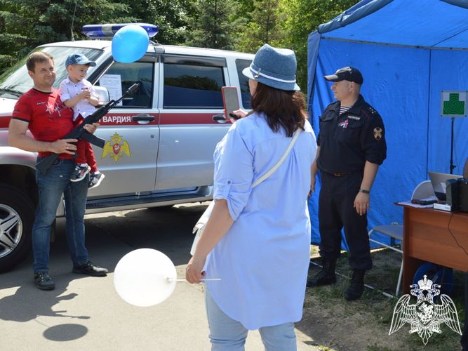 Росгвардейцы провели для барнаульцев выездную презентацию службы