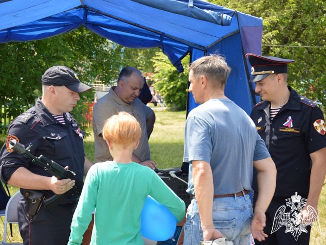 Росгвардейцы провели для барнаульцев выездную презентацию службы