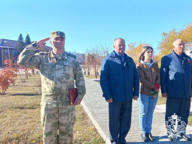 Память о погибшем росгвардейце увековечили в Новичихе