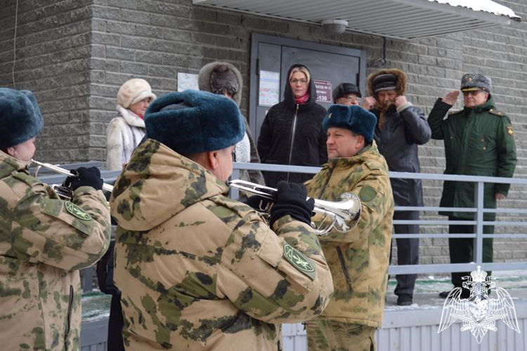 Оркестр Росгвардии поздравил барнаульского ветерана