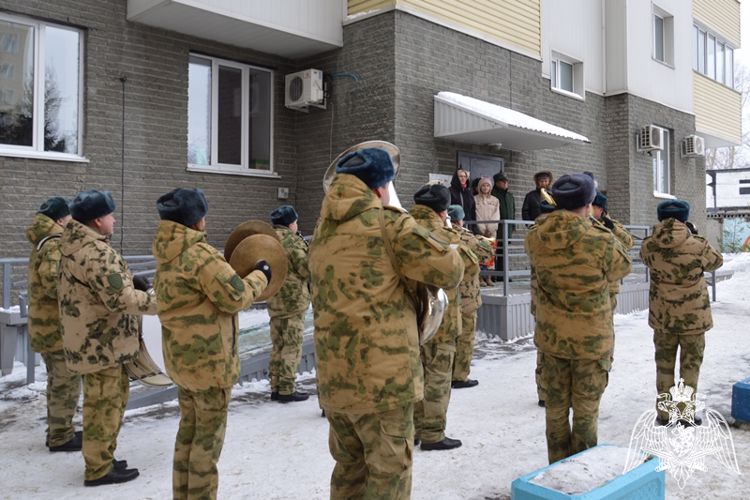 Оркестр Росгвардии поздравил барнаульского ветерана