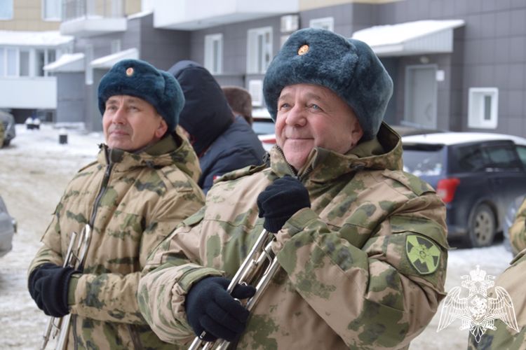 Оркестр Росгвардии поздравил барнаульского ветерана