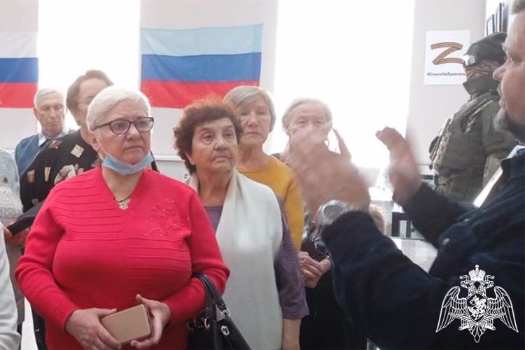 Барнаульские ветераны посетили выставку Росгвардии в музее «Город»