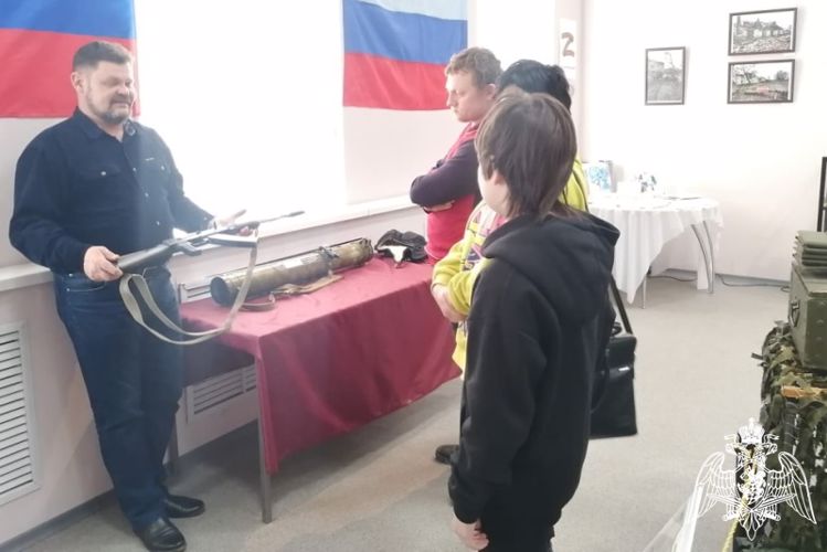 Барнаульские ветераны посетили выставку Росгвардии в музее «Город»