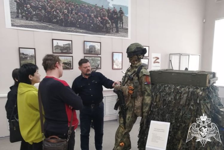 Барнаульские ветераны посетили выставку Росгвардии в музее «Город»