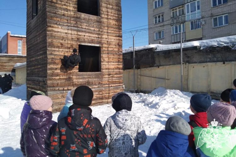 В спецподразделении Росгвардии прошла экскурсия для школьников