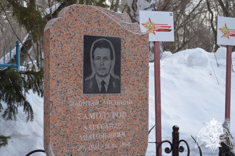 В Управлении Росгвардии по Алтайскому краю почтили память погибших сотрудников СОБР