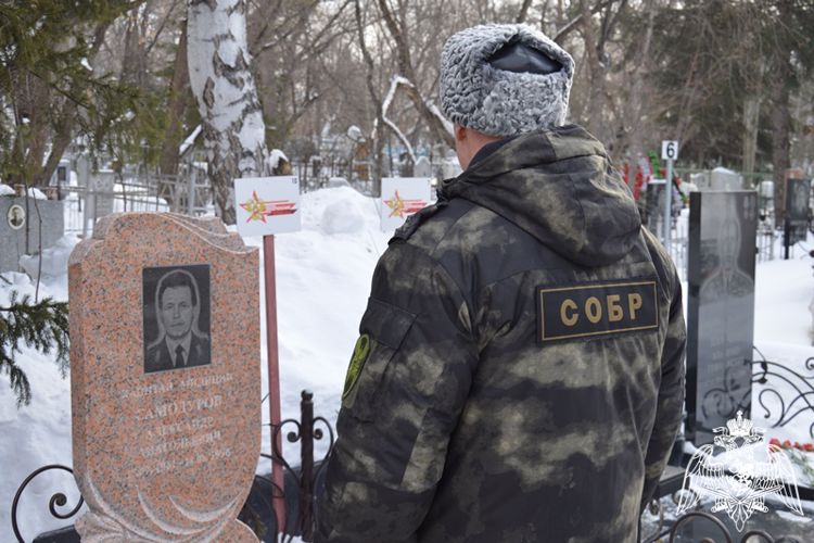 В Управлении Росгвардии по Алтайскому краю почтили память погибших сотрудников СОБР