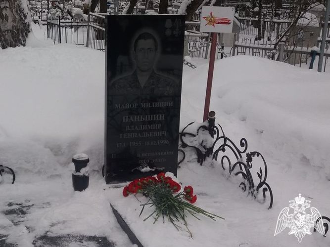 В Управлении Росгвардии по Алтайскому краю почтили память погибших сотрудников СОБР