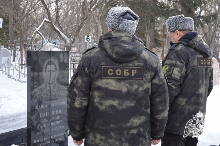 В Управлении Росгвардии по Алтайскому краю почтили память погибших сотрудников СОБР