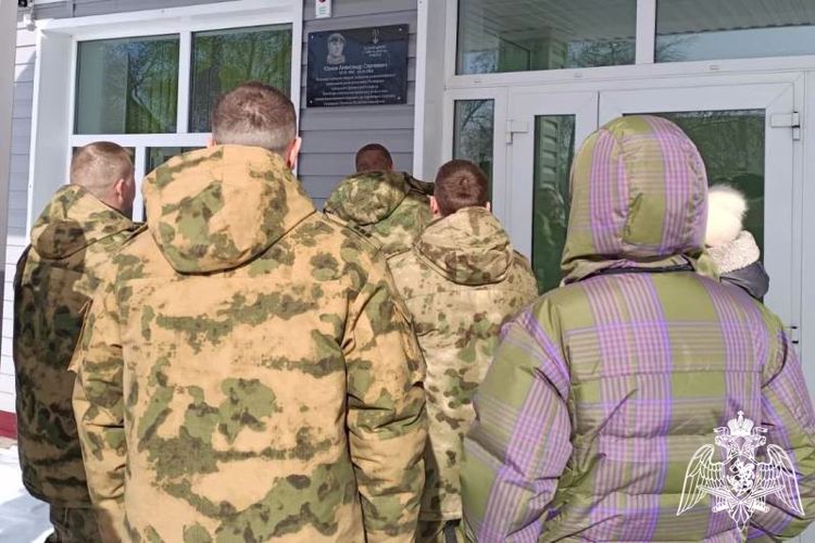 Росгвардейцы почтили память боевых товарищей