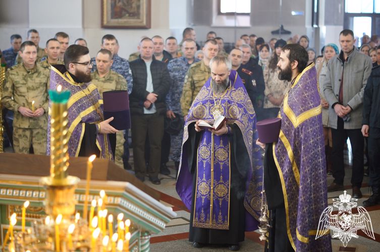 В крупнейшем храме краевой столицы прошел молебен, посвященный воинам Росгвардии