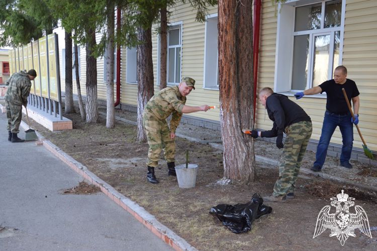 Росгвардейцы приняли участие в городском субботнике