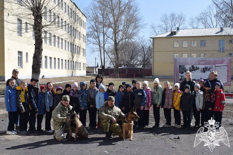 Кинологи Росгвардии провели тематическую встречу с рубцовскими школьниками