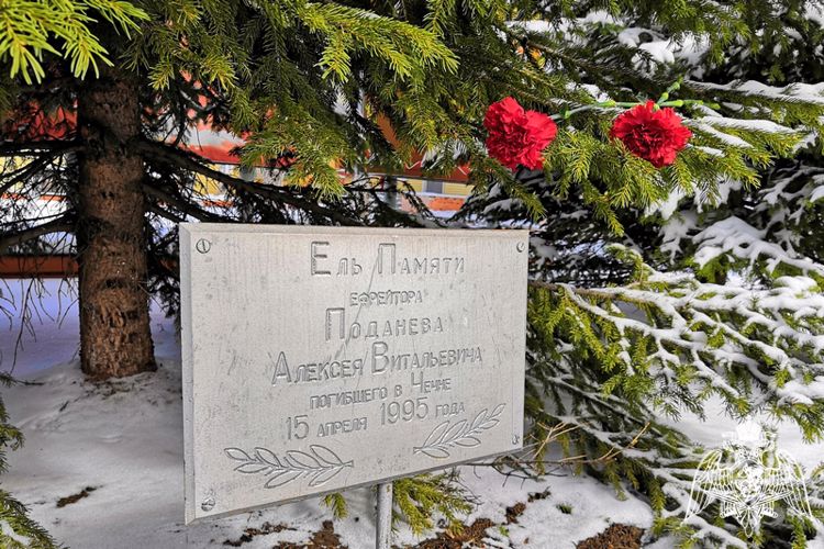 Росгвардейцы почтили память кавалера ордена Мужества ефрейтора А. В. Поданева 