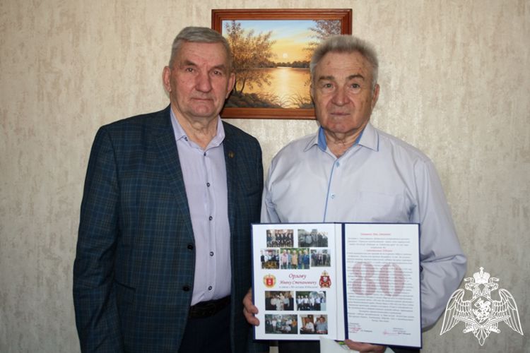 Ветеран Росгвардии принимает поздравления с юбилеем