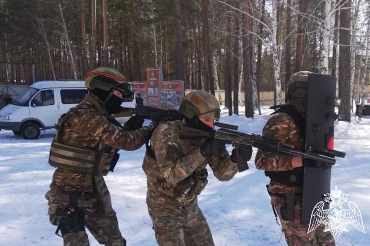 Военнослужащие бийского полка Росгвардии отмечают профессиональный праздник