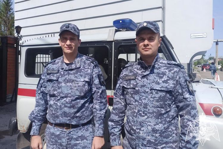 Эвакуацию людей из зоны возгорания оперативно организовали росгвардейцы в Барнауле