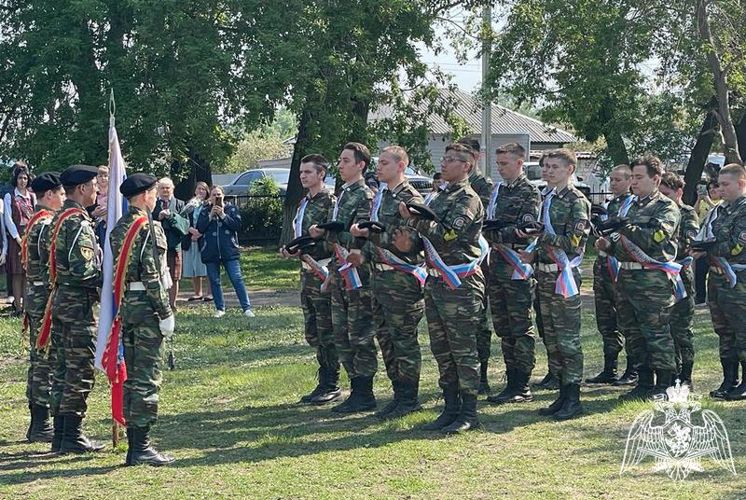  Военные музыканты Росгвардии поздравили школьников в погонах с последним звонком