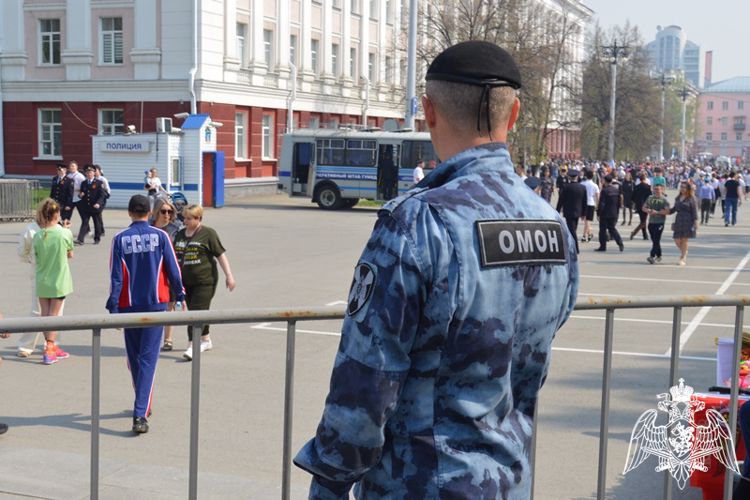 Росгвардейцы участвуют в торжествах в честь дня победы