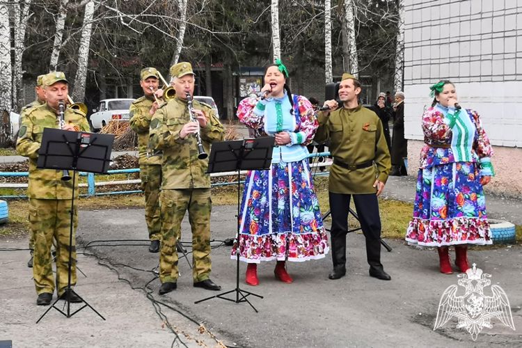 Росгвардейцы дарят музыкальные поздравления ветеранам