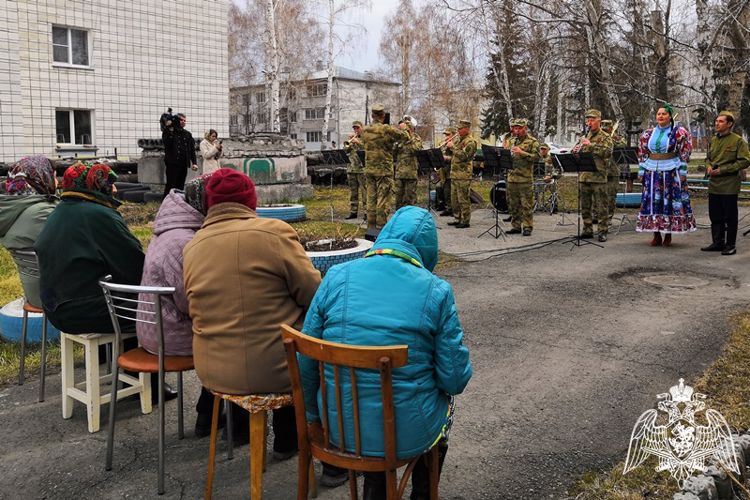 Росгвардейцы дарят музыкальные поздравления ветеранам
