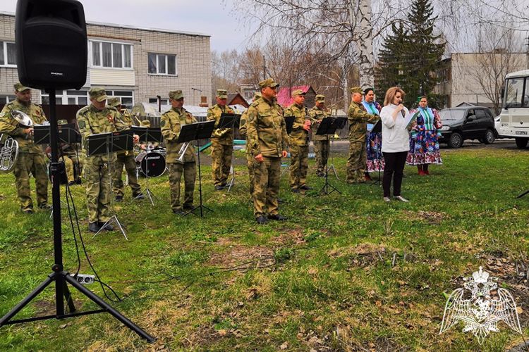 Росгвардейцы дарят музыкальные поздравления ветеранам