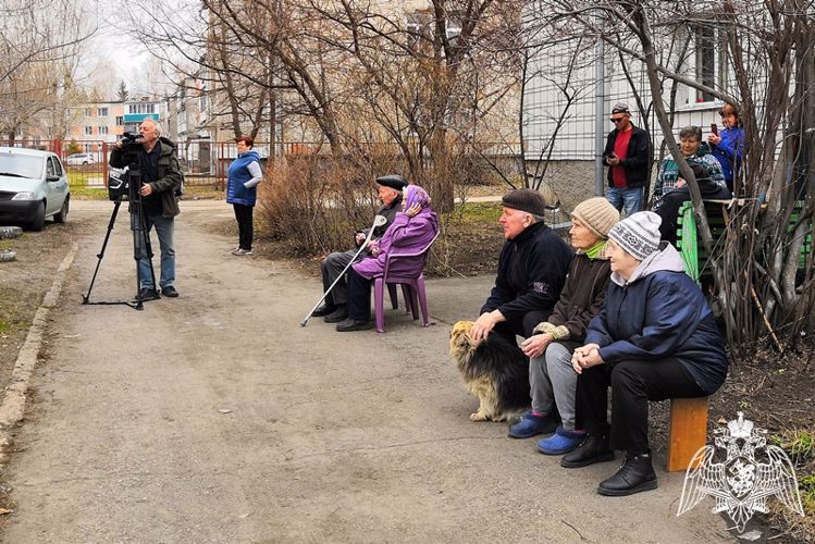 Росгвардейцы дарят музыкальные поздравления ветеранам