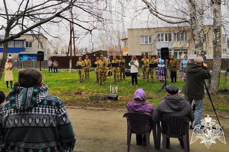 Росгвардейцы дарят музыкальные поздравления ветеранам