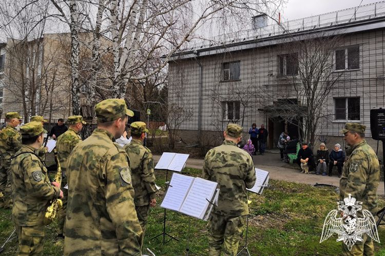 Росгвардейцы дарят музыкальные поздравления ветеранам