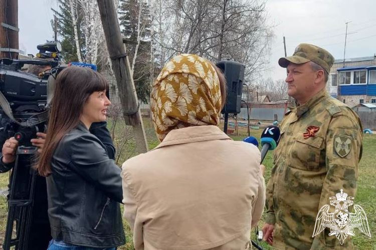 Росгвардейцы дарят музыкальные поздравления ветеранам