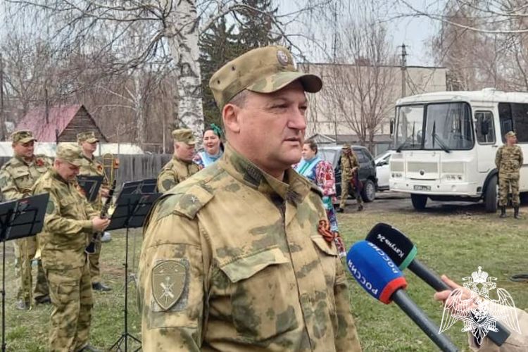 Росгвардейцы дарят музыкальные поздравления ветеранам