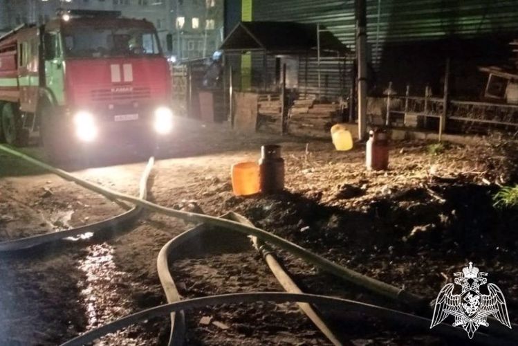 Росгвардейцы эвакуировали людей из горящего дома