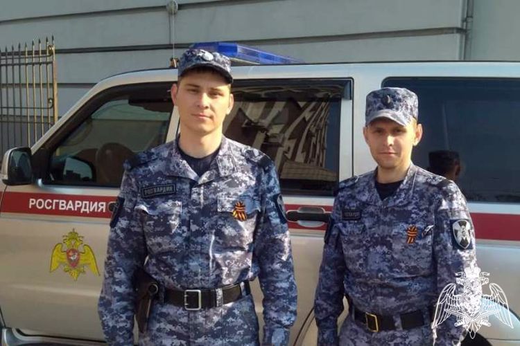 Росгвардейцы эвакуировали людей из горящего дома