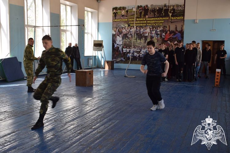 Росгвардейцы рассказали старшеклассникам о военной службе