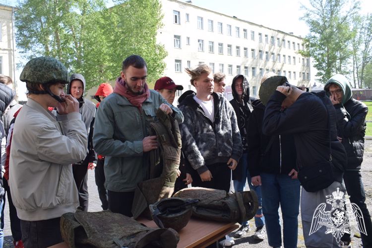 Росгвардейцы рассказали старшеклассникам о военной службе