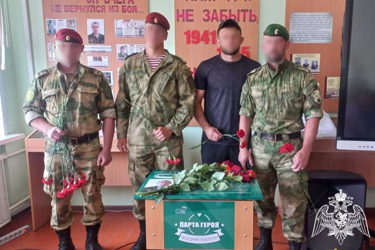 В память о погибшем росгвардейце в Новичихинской школе появилась именная парта