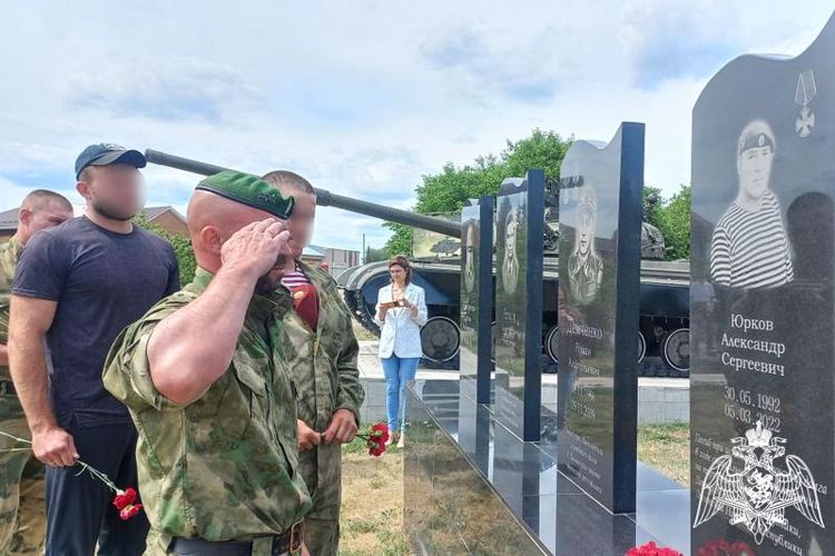 В память о погибшем росгвардейце в Новичихинской школе появилась именная парта