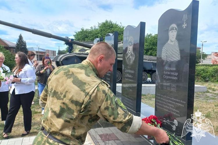 В память о погибшем росгвардейце в Новичихинской школе появилась именная парта