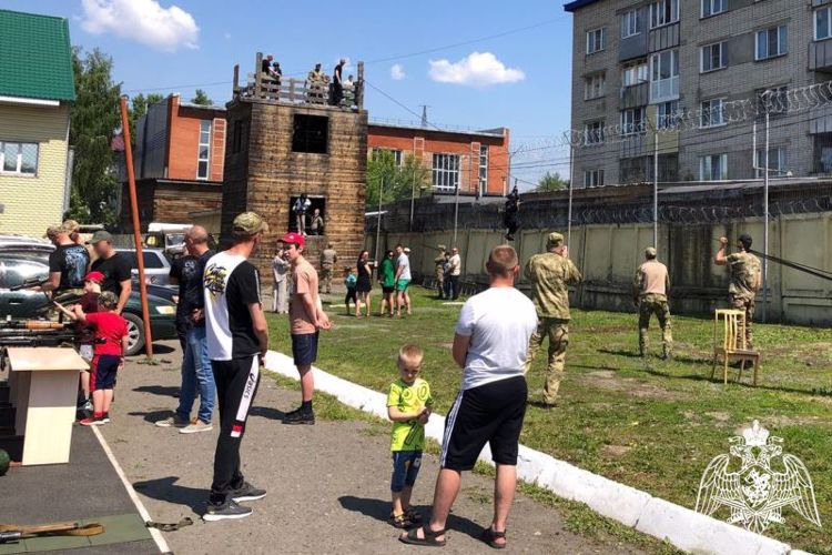 Росгвардейцы организовали для детей специальные праздничные программы