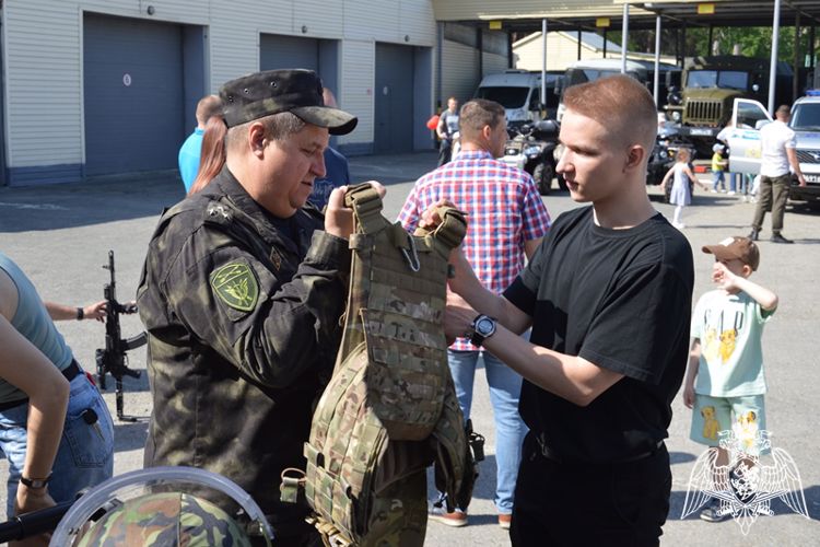 Более 150 детей посетили день открытых дверей в Росгвардии