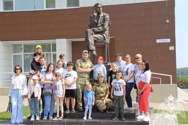 Росгвардейцы организовали большую экскурсию для детей