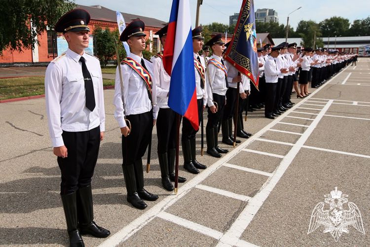 Начальник краевого управления Росгвардии поздравил выпускников БЮИ