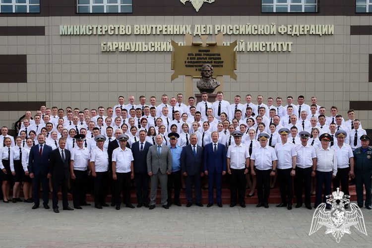 Начальник краевого управления Росгвардии поздравил выпускников БЮИ
