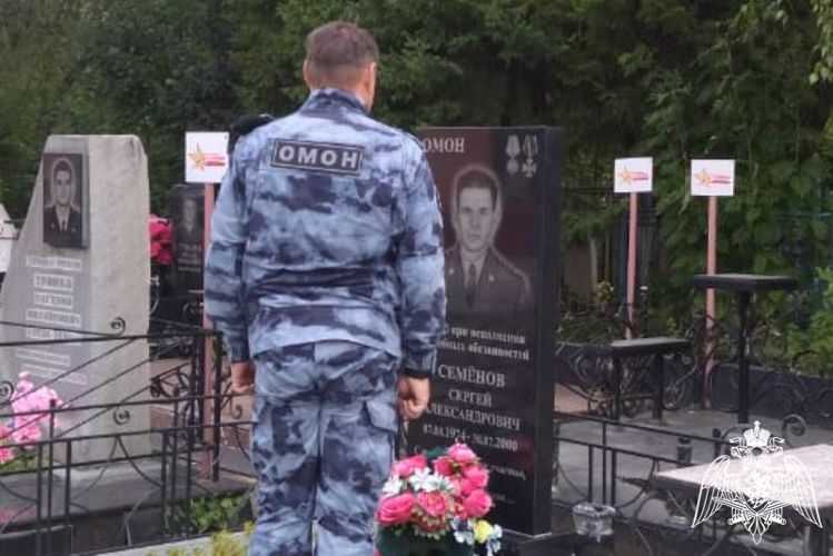 Росгвардейцы почтили память погибшего сотрудника ОМОН